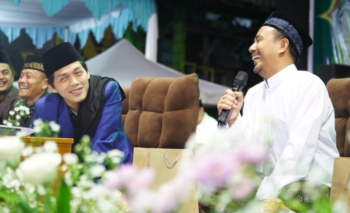 ANTUSIASME: Pengajian yang menghadirkan Gus Iqdam dalam rangka menyambut musim giling tebu tahun 2025 PG Kabon Agung dipadati masyarakat.