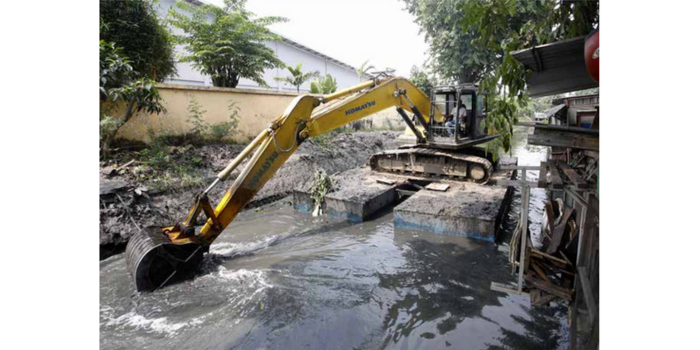 PENUH LUMPUR: Petugas mengeruk sedimentasi di afvoer Bono, Jalan Pepelegi, Waru. Tujuannya agar aliran air di sana tidak terhambat. ( ANGGER BONDAN/JAWA POS)