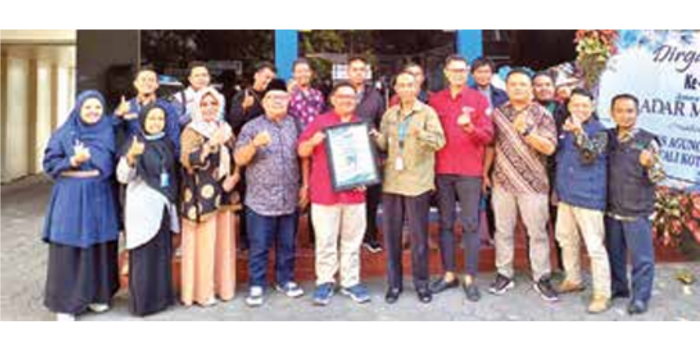 Direktur Jawa Pos Radar Malang (tengah) dan Ketua FOZ Malang Raya M. Fandi Bakhtiar SPd bersama anggota saat perayaan HUT ke-24 Jawa Pos Radar Malang, beberapa waktu lalu. (DOKUMEN RADAR MALANG)