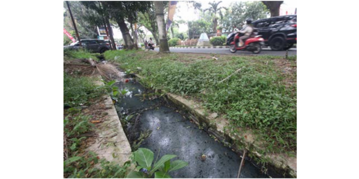 SIAP DIGARAP: Proyek drainase di Jalan SoekarnoHatta bakal dibiayai Pemprov Jatim. (SATRIA CAHYONO/RADAR MALANG)