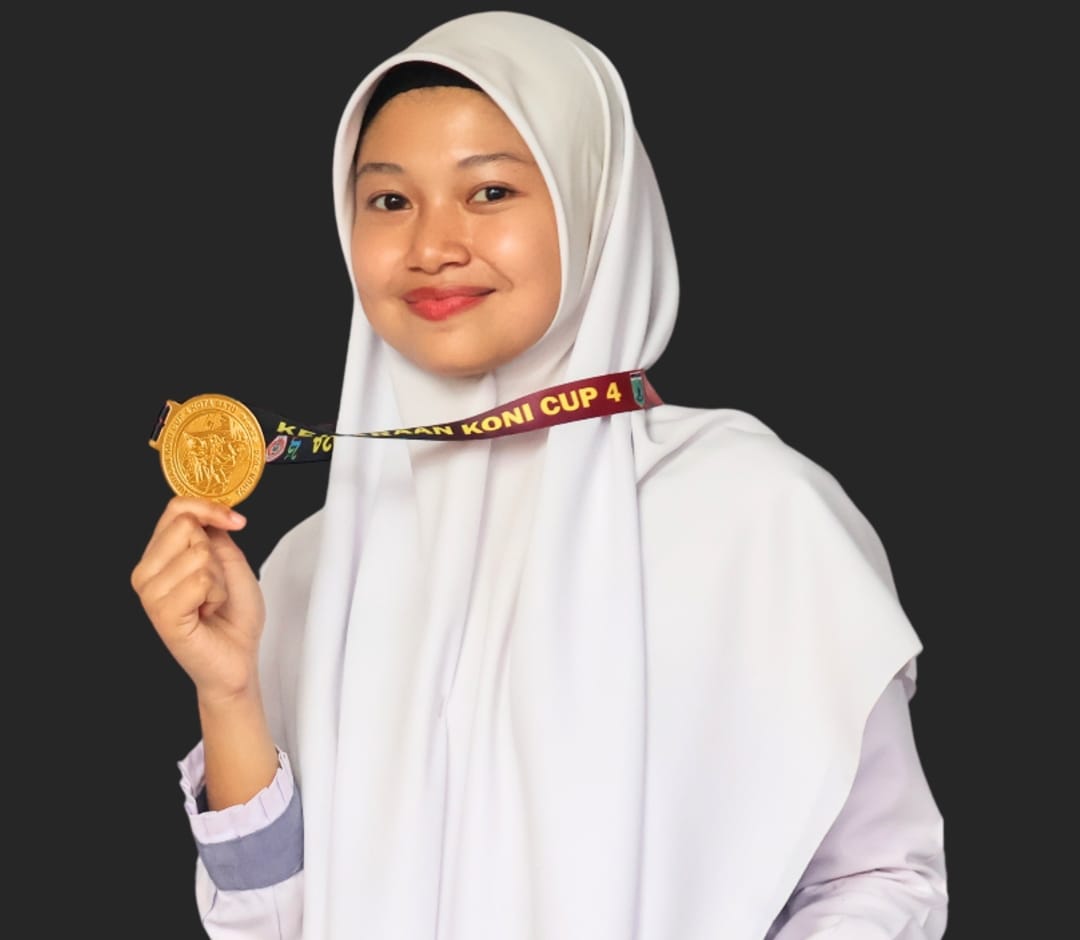 BERPRESTASI: Syarrafa Najwa Sugiyono menunjukkan medali yang diperoleh dalam event yang diadakan oleh KONI Kota Batu.
