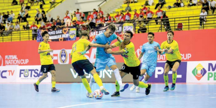 Andres Teran dikawal ketat pemain Cosmo JNE dalam laga babak 8 besar Nation Cup 2025 di GOR Amongrogo, Jogjakarta, Kamis lalu (24/4) (MO UNGGUL FC MALANG FOR RADAR MALANG).
