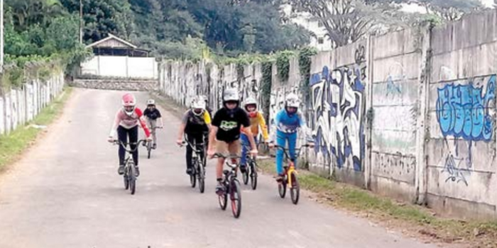 KERJA KERAS: Atlet BMX Kota Batu berlatih sprint di Jalan Trunojoyo, Songgokerto, Kecamatan Batu, Kamis lalu (24/4) (MUHAMMAD AFFAN FAUZAN /RADAR MALANG).