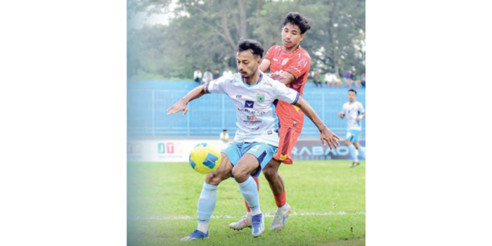 Pemain Persikoba Gilang Ramadhan (kiri) berusaha melindungi bola dari penggawa Asiop FC dalam laga babak 64 besar Liga 4 Nasional di Stadion Brantas, Batu (24/4) (MO PERSIKOBA BATU FOR RADAR MALANG).