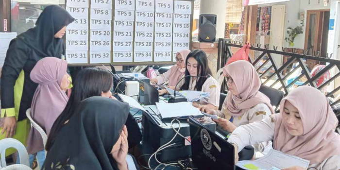 Warga antusias membayar pajak dalam program Giat Bapenda Menyapa Warga (BMW) di Desa Toyomarto, Kecamatan Singosari (Indah Mei Yunita/Radar Kanjuruhan).
