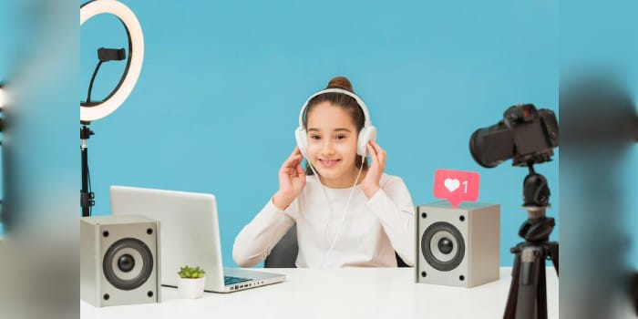 Ilustrasi Orang Sedang Ngevlog (sumber foto: freepik)