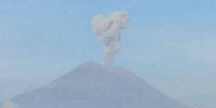 HUJAN ABU: Erupsi di puncak Gunung Semeru terlihat dari Kepanjen, Kabupaten Malang.