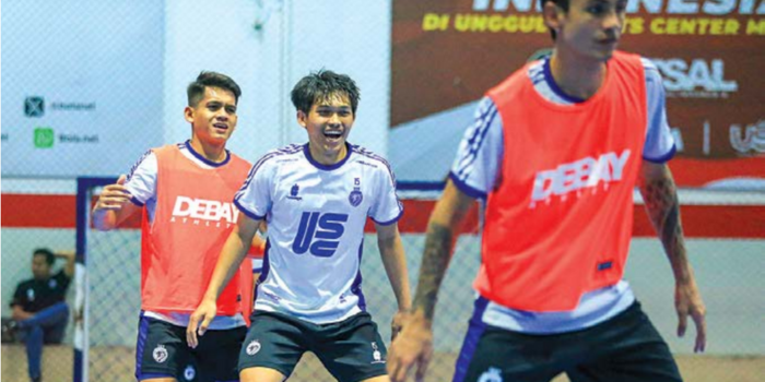 BANGUN MOTIVASI: Andres Dwi Persada (kiri) menempel ketat Armia Zainul dalam sesi latihan di Unggul Sports Center, kemarin.