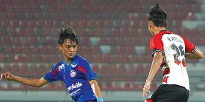 KEKUATAN PENUH: Achmad Maulana Syarif berusaha menghadang pemain Madura United dalam laga BRI Liga 1 pekan ke-28, Kamis (24/4).