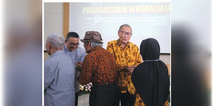 BERI SELAMAT: Anggota Purwakesdam V/ Brawijaya menyalami dr HSugiharta Tandya (dua dari kanan) setelah acara pemilihan ketua kemarin (26/4).