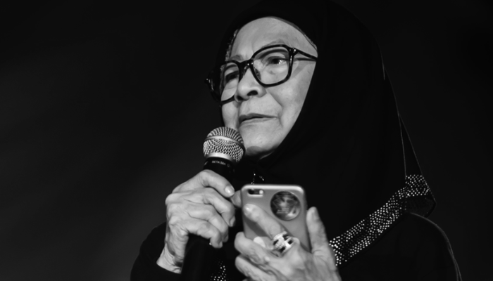 Sosok Bunda Iffet, Ibu yang penuh kasih sayang dibalik kesuksesan band ternama "slank". (pophariini)