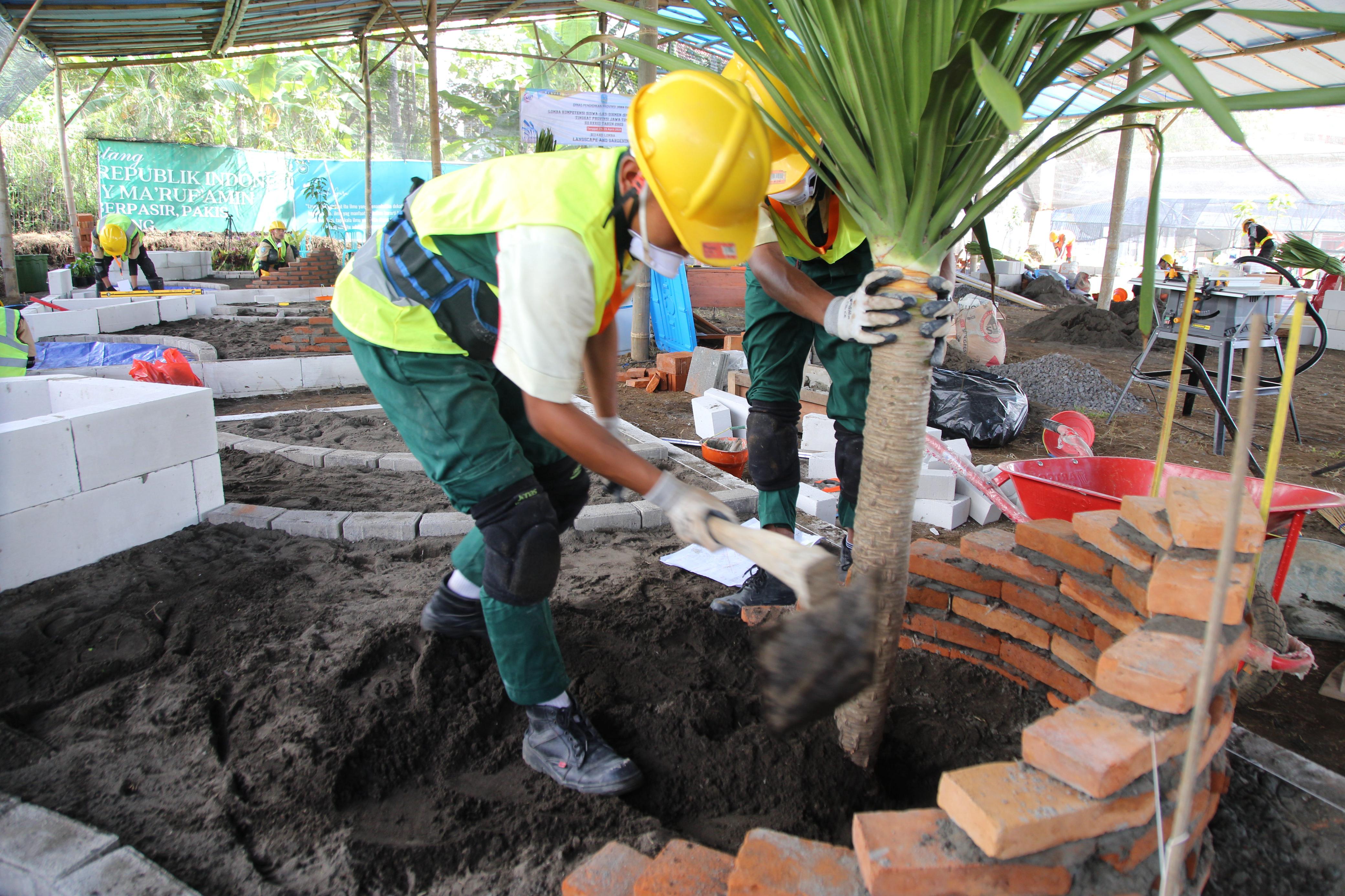 JUARA : Siswa SMK NUSA M Nazril Al Adzani dan Tegar Arya Dinata dari kelas XI ATP, fokus mengikuti lomba LKS Jatim kategori Landscape and Gardening