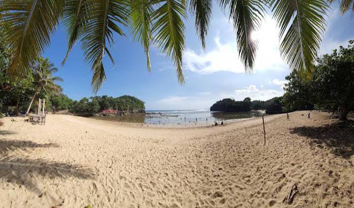 Bagian Pantai Ngliyep yang sepi dari pengunjung dengan pemandangan yang indah. (Harwindra Yoga Prasetya)