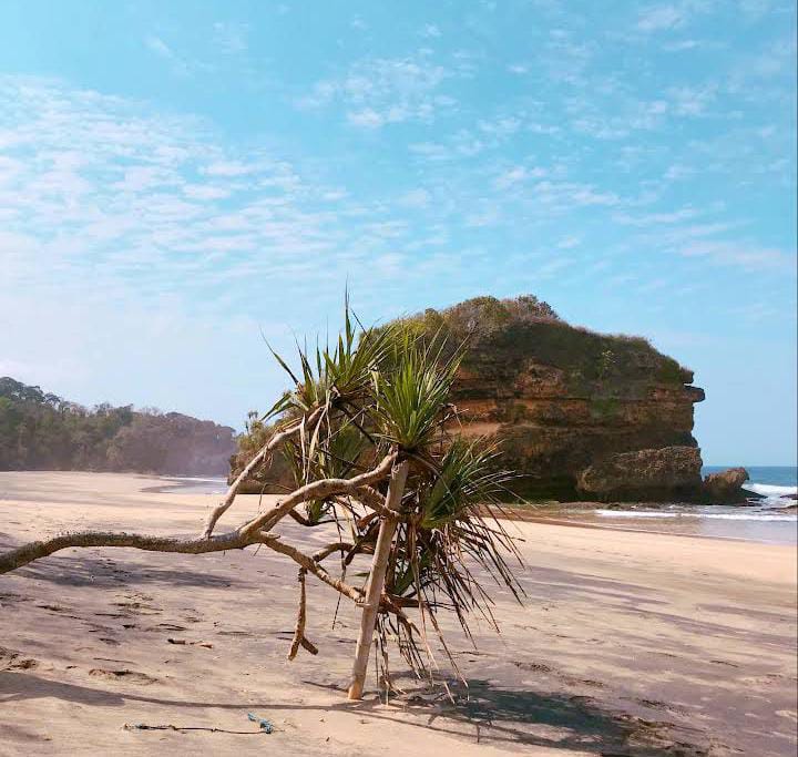 Pantai Kondang Iwak dengan suasana yang tenang. (Ros Sita)
