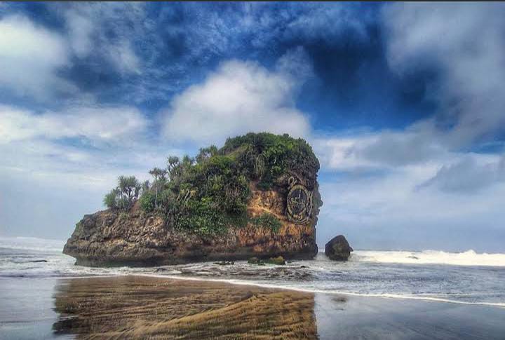 Indahnya Pantai Kondang Iwak. (Theo Lewakabessy)