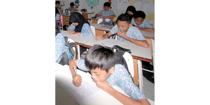 FOKUS: Siswa SDN Kauman 2 mengerjakan soal ujian pada Jumat (25/4) lalu. Jelang UKD, sekolah bakal menggenjot tingkat numerasi siswa.