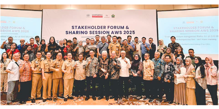 DEMI LINGKUNGAN: Peserta Sharing Session Alliance for Water Stewardship (AWS) 2025 berfoto bersama di Hotel Santika Premiere Malang, Senin lalu (21/4).