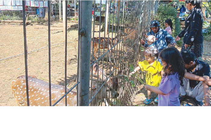 RAMAH ANAK: Beberapa wisatawan datang bersama anaknya kemarin (27/4). Mereka datang ke taman di desa klampok, kecamatan Singosari karena destinasi ramah anak. (INDAH MEI YUNITA/RADAR KANJURUHAN)