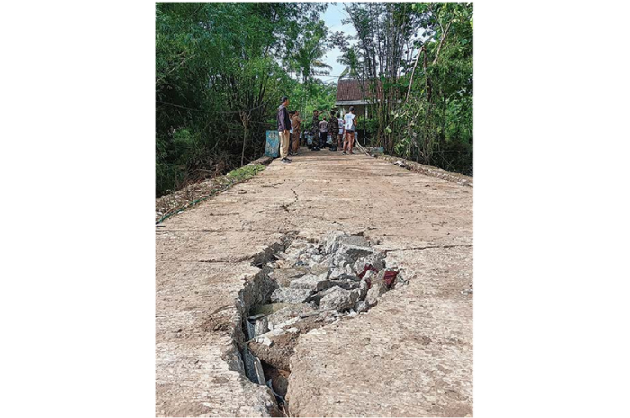 BERTAHAP: Jembatan Kedungwaru, Kecamatan Kalipare yang rusak akibat bencana akhir 2024 akan segera diperbaiki. (INDAH MEI YUNITA/RADAR KANJURUHAN)