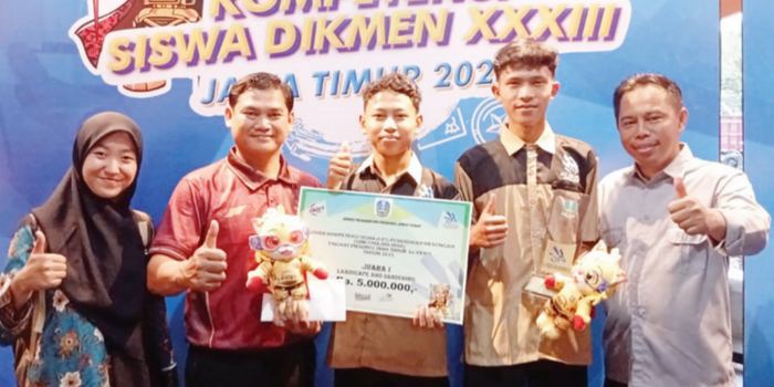 JUARA LKS: Kepala SMK NUSA Imron Syahroni SPd MPd (kanan) bersama Jawara LKS kategori Landscape and Gardening M. Nazril Al Adzani dan Tegar Arya Dinata XI ATP beserta guru pembimbing, Jumat (25/4).