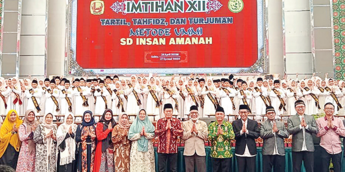 PELOPOR: Kepala Disdikbud Kota Malang Suwarjana SE MM (tengah) hadir beserta segenap keluarga besar SD Insan Amanah Malang saat Khotmil Quran dan Imtihan Ke-XII di Unisma, Sabtu (26/4).