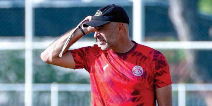 DERBI JATIM PERTAMA: Pelatih Kepala Arema FC Ze Gomes memantau anak asuhnya berlatih di Stadion Gelora Samudra, Kuta, Bali, Sabtu lalu (26/4).