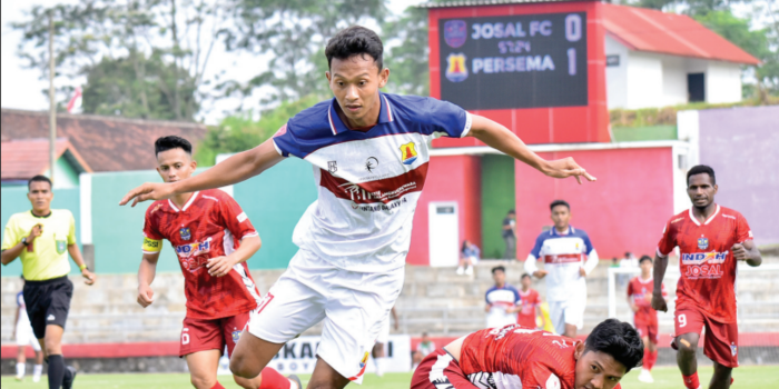 DILARANG TERLENA: Penyerang Persema Muhammad Nisar (kiri) berhasil melewati penggawa Josal FC Paiman dalam laga babak 64 besar di Stadion Kebo Giro, Boyolali, Jumat lalu (25/4).