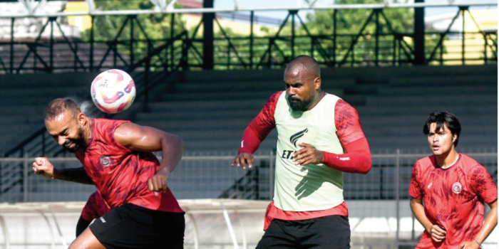 ENGGAN KALAH: Thales Lira (tengah) berhasil menghalau bola dalam sesi latihan sebelum lawan Persebaya di Lapangan Gelora Samudra, Kuta, Bali kemarin.