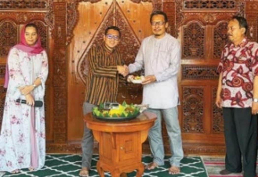 KANTOR BARU: Peresmian kantor Abdul Rohman Law Office di Peruma Asrikaton Indah, Kecamatan Pakis ditandai dengan pemotongan tumpeng.
