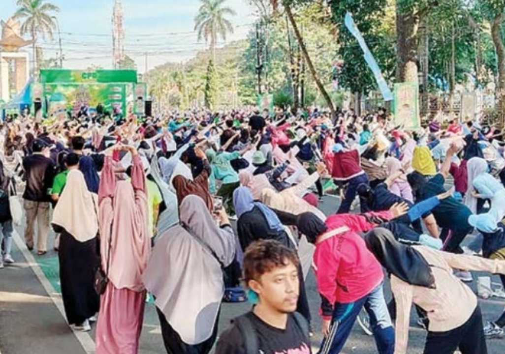 SERU: Pengunjung CFD Ijen saat mengikuti kegiatan Gebyar Hatari kemarin.