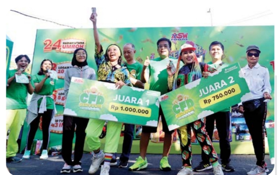 APRESIASI: Gebyar Hatari memberikan hadiah istimewa kepada peserta senam tersemangat kategori cewek.