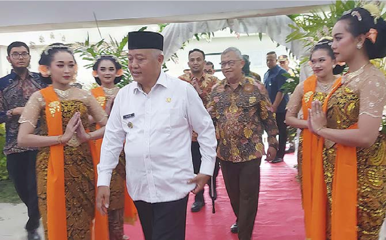 APRESIASI PRODUSEN GULA: Bupati Malang H M. Sanusi menghadiri peresmian musim giling di Aula PG Kebon Agung beberapa waktu lalu. (RAMASUTRA/RADAR KANJURUHAN)