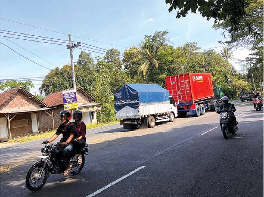 RAWAN KECELAKAAN: Beberapa kendaraan melintas di area putar balik atau U-Turn Jalur Lingkar Barat (Jalibar) kemarin. (NAHDIATUL AFFANDIAH/RADAR KANJURUHAN)