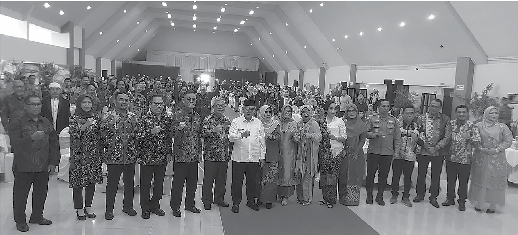 MUSIM GILING: Bupati Malang H M. Sanusi (tengah) bersama jajaran pimpinan PG kebon agung, Pakisaji. (RAMASUTRA/RADAR KANJURUHAN)