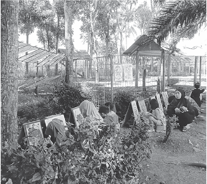 ASAH KREATIVITAS: Beberapa anak melukis menggunakan media Styrofoam di taman desa klampok, kecamatan Singosari kemarin. (INDAH MEI YUNITA/RADAR KANJURUHAN)