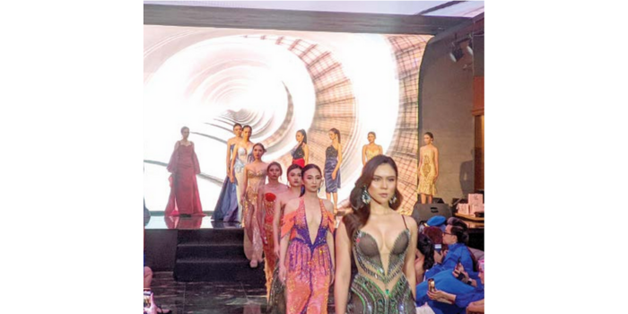 PAMERKAN KOLEKSI: Sebanyak 42 koleksi pakaian rancangan desainer Reza Wu diperagakan para model di acara fashion show bertajuk L&rsquo;espoir pada Jumat lalu (25/4). (ALFATH IMAM /RADAR MALANG)