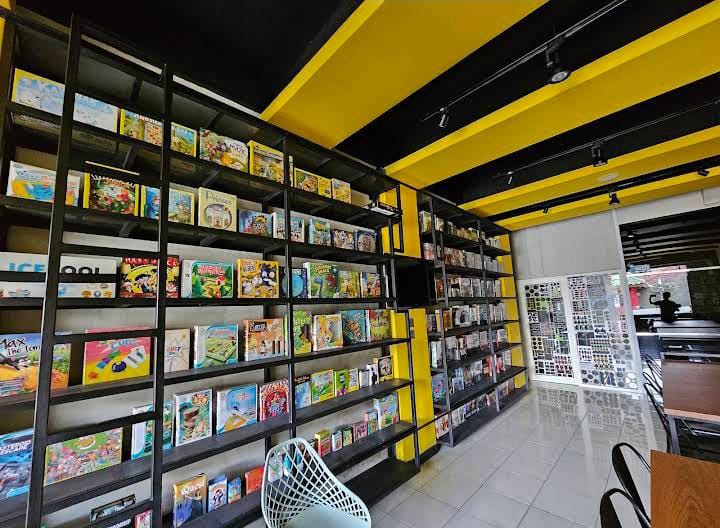 Berbagai buku komik dan board games di HD