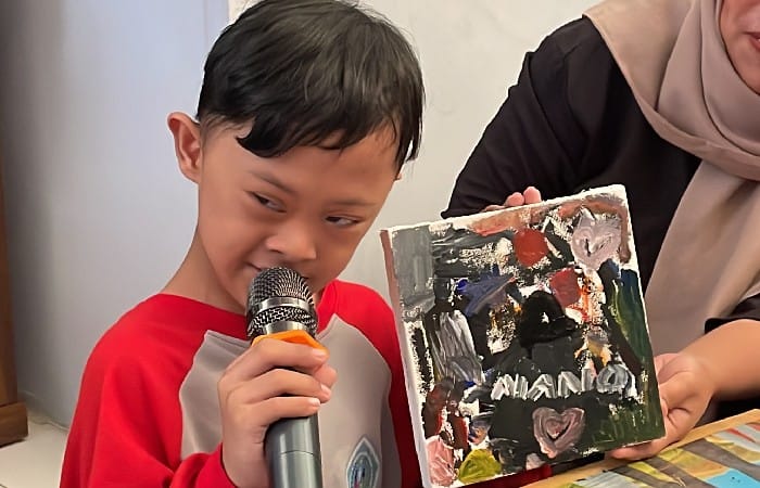 Foto karya dan partisipan melukis Harmoni Pelangi (Tim Dokumentasi Harmoni Anak Nusantara)