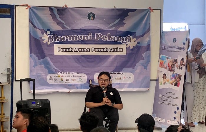 Foto pembukaan acara Harmoni Pelangi oleh ketua pelaksana (Tim Dokumentasi Harmoni Anak Nusantara)