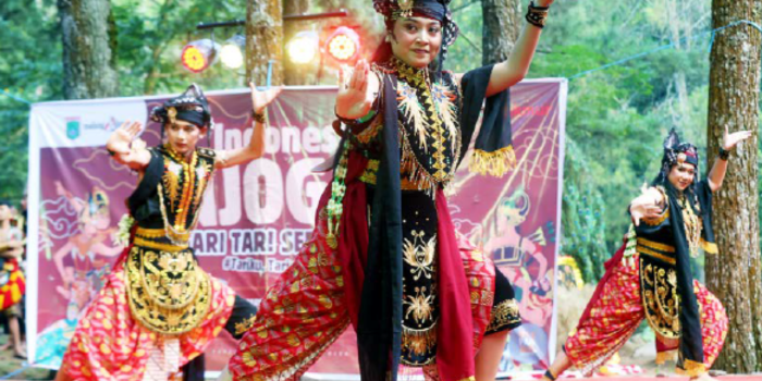 BARU PERTAMA: Tarian Prajurit Pamungkas dibawakan personel dari Sanggar Tari Bayu Candrakirana dari Kecamatan Sumberpucung, kemarin (27/4) (DARMONO/RADAR MALANG).