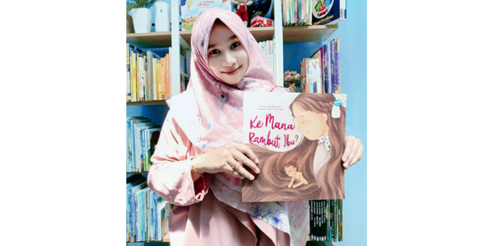 PANTANG BERDIAM DIRI: Dhian Zhafarina menunjukkan buku karyanya yang berjudul &rdquo;Ke Mana Rambut Ibu?&rdquo; (Dhian Zhafarina for Radar Malang).