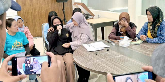PERJUANGKAN NASIB: Perwakilan Calon Pekerja Migran Indonesia menceritakan nasib mereka di Resto Green Leaf, Jalan Pahlawan Trip, Kota Malang, kemarin (28/4).