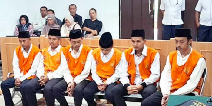 POTENSI BANDING: Enam terdakwa pengeroyokan yang mengakibatkan remaja berusia 17 tahun meninggal mendengarkan putusan yang dibacakan majelis hakim Pengadilan Negeri Kepanjen kemarin (28/4).