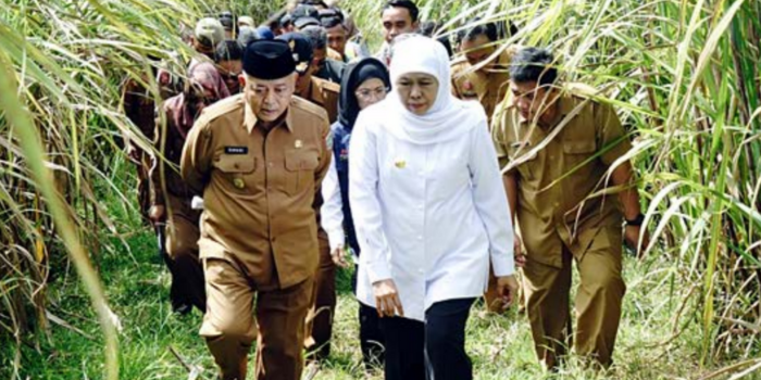 OPTIMISTIS: Gubernur Jatim Khofifah Indar Parawansa didampingi Bupati Malang H M. Sanusi meninjau calon lokasi sekolah rakyat di Bantur, kemarin.