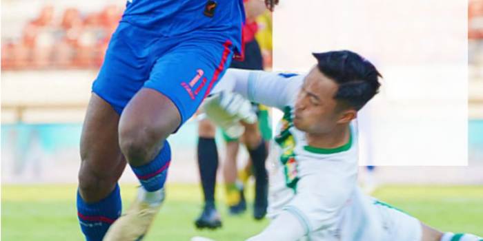 BERTABUR PELUANG: Striker Arema FC Charles Lokolingoy berusaha melewati kiper Persebaya Surabaya Ernando Ari Sutaryadi pada laga Derby Jatim di Stadion Kapten I Wayan Dipta, Gianyar, Bali.