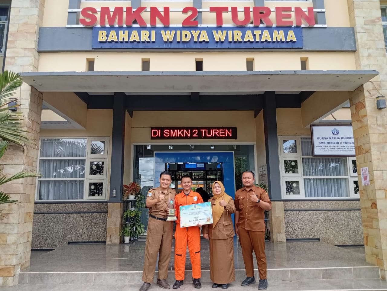 PANUTAN: Kepala Sekolah Sri Sumiati SPd (dua kanan) dan guru pembimbing lomba bersama Juara 1 LKS Jatim kategori Nautica Moch. Ryo Ragil Pratama dari SMKN 2 Turen.