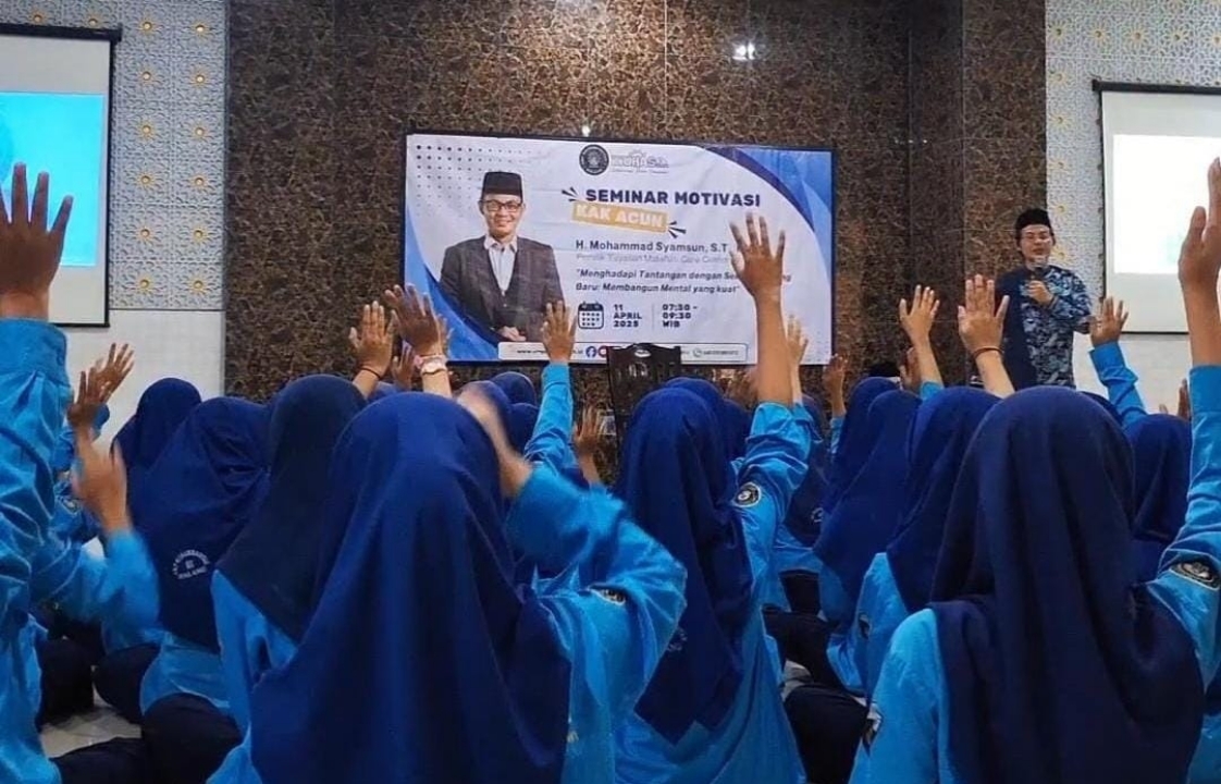 PERKUAT MENTAL: Tampak antusiasme siswa saat kak Acun menyampaikan materi motivasi.