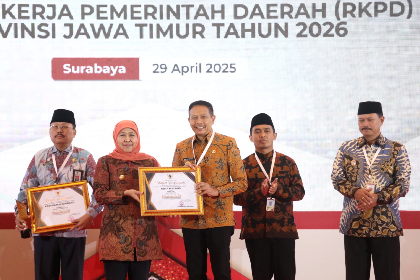MBOIS: Kota Malang dinobatkan sebagai kota dengan pembangunan daerah terbaik se-Jawa Timur. Penghargaan diserahkan Gubernur Jawa Timur Khofifah Indar Parawansa kepada Wali Kota Malang Wahyu Hidayat.