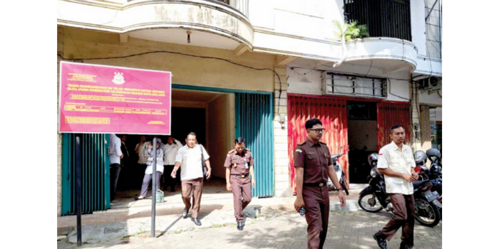 DINILAI: Tim dari Kejari Kota Malang dan KPKNL Malang mengecek ruko sitaan di Jalan Ciliwung, Blimbing, kemarin. (NABILA AMELIA / RADAR MALANG)
