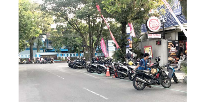 MASIH DIBAHAS: Sejumlah kendaraan roda dua parkir di Jalan Bromo, kemarin. Pemkot tengah menyiapkan regulasi untuk menambah kenyamanan warga. (SATRIA CAHYONO / RADAR MALANG)